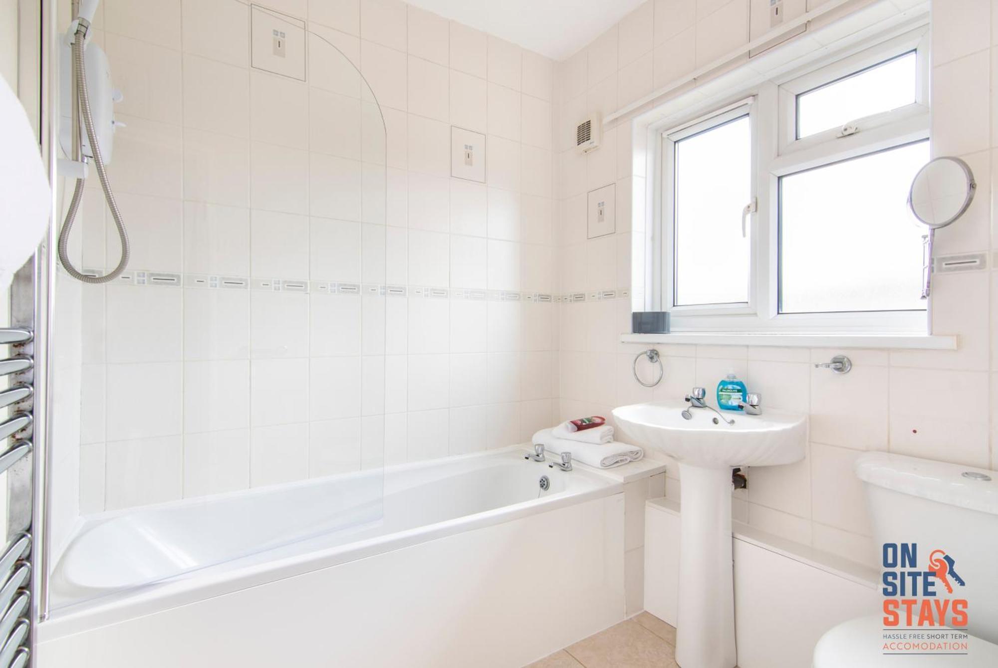 Onsitestays - Cosy 2-Bedroom Apartment With Private Entrance & Long Stay Prices Gravesend Exterior photo